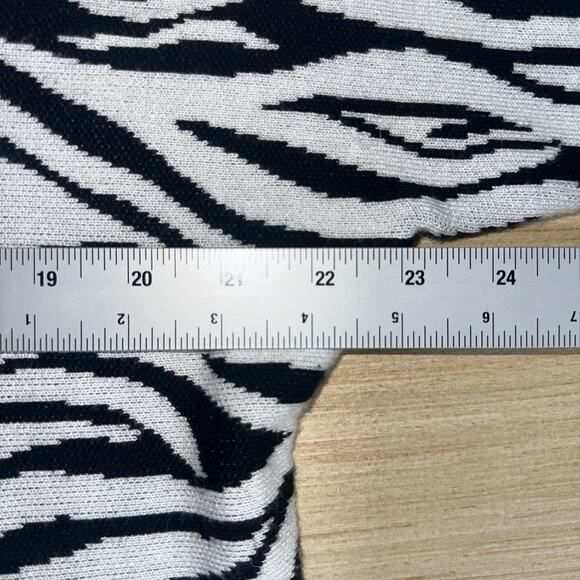 Cable & Gauge Black & White Zebra Print Knit Sweater – Women’s M Short Sleeve - Picture 7 of 8
